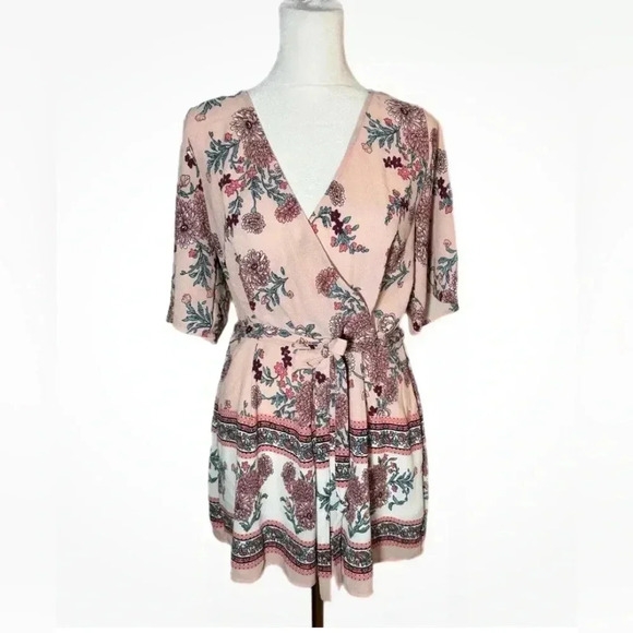 Trixxi Womens Pink Floral Print V Neck Tie Back Romper Shorts Size Medium - Picture 2 of 12